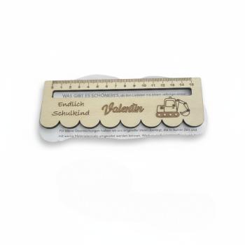 Personalisierbares Leselineal aus Holz als Geschenkidee in einer Schultüte platziert.